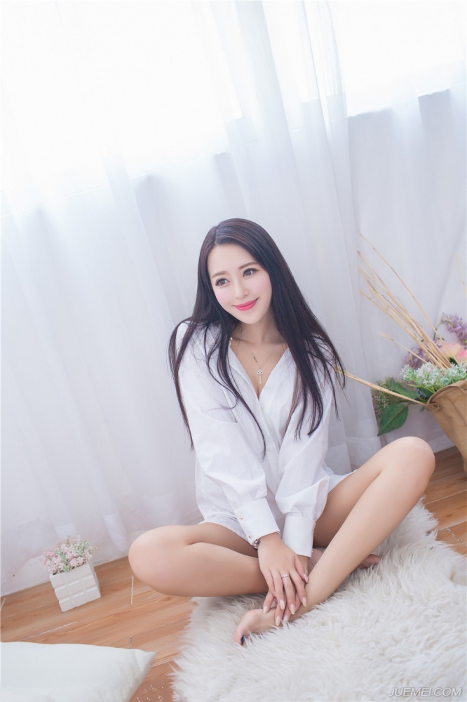 白皙女神王曼妮衬衣居家私房甜美写真