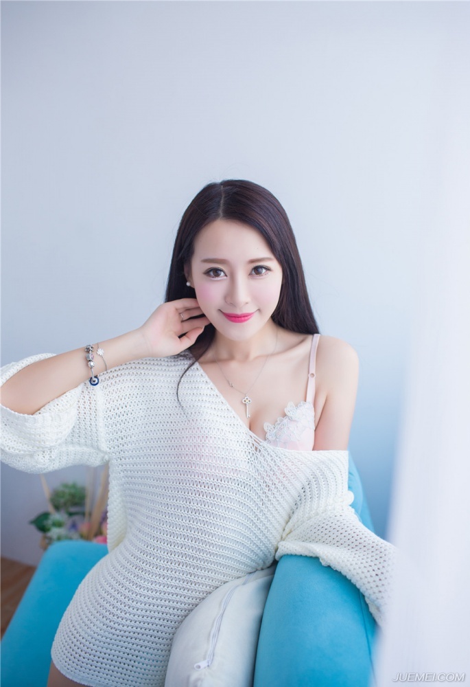 白皙女神王曼妮衬衣居家私房甜美写真