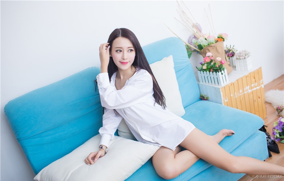 白皙女神王曼妮衬衣居家私房甜美写真