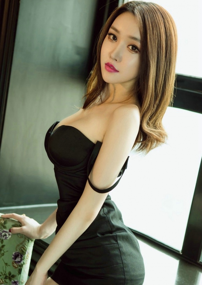 娇艳美人性感翘臀睡衣诱惑私房写真