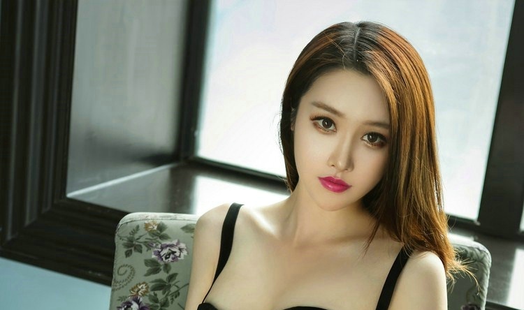 娇艳美人性感翘臀睡衣诱惑私房写真