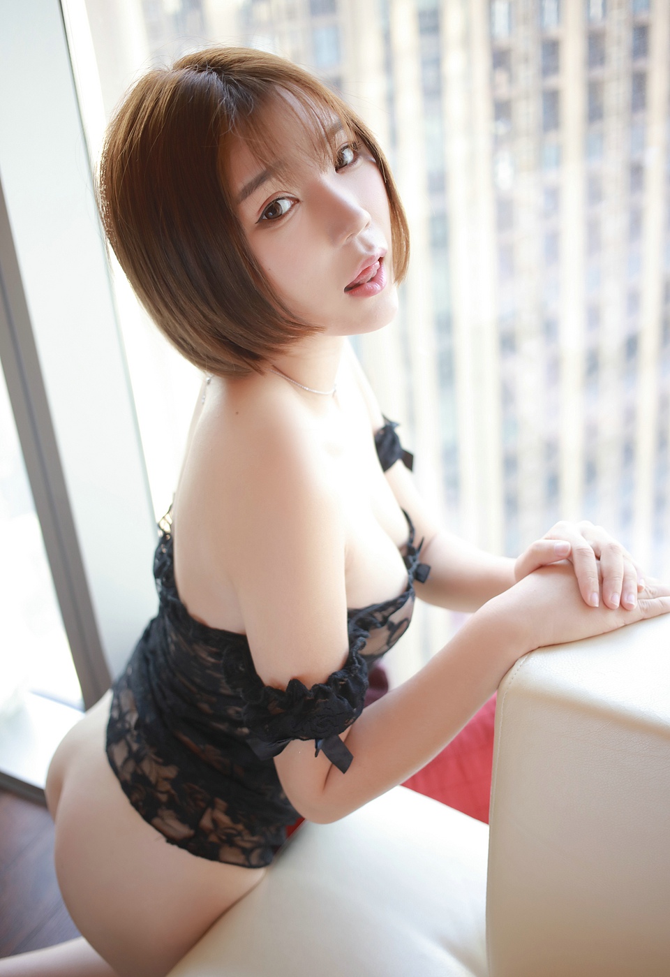 短发可爱萌妹性感写真爆乳萌妹私房照