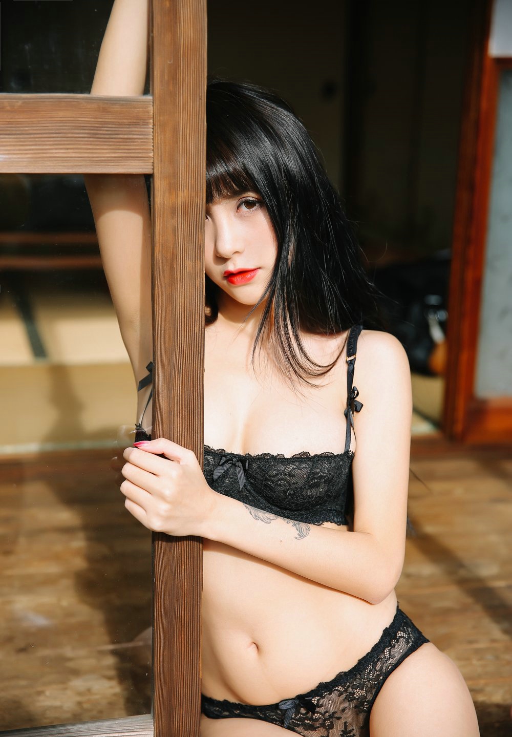 波萝社夏美酱私房内衣写真丰满诱人