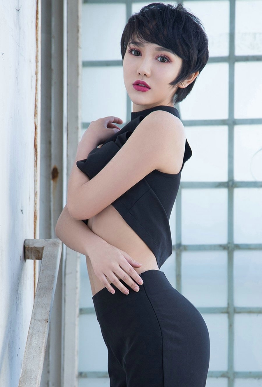 短发美女大悦悦抹胸短裙写真妩媚迷人