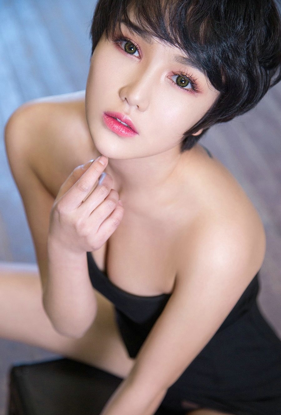 短发美女大悦悦抹胸短裙写真妩媚迷人