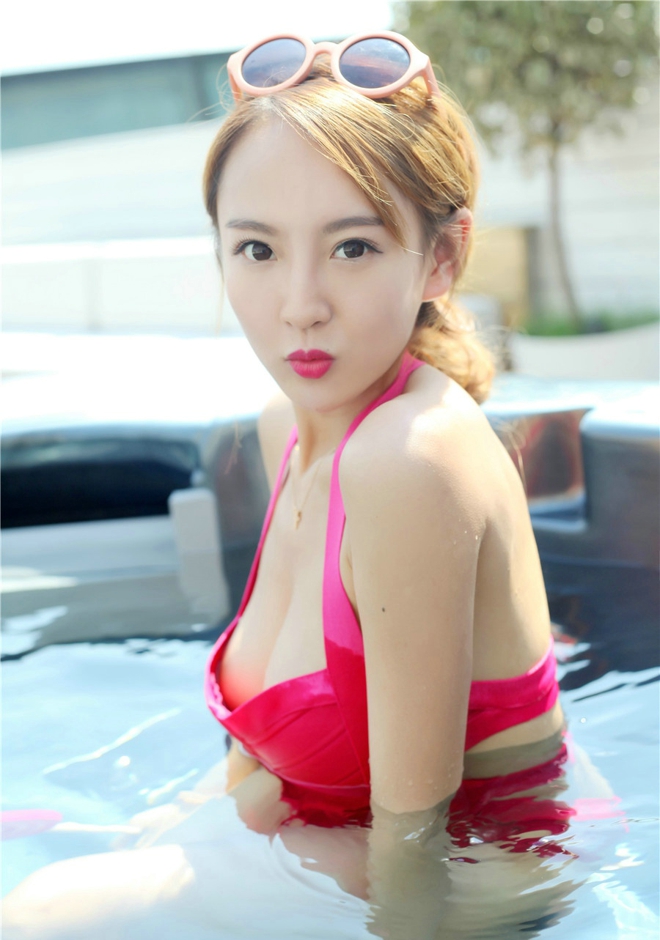 性感娇嫩白皙丰满妹妹泳池妩媚妖娆爆乳诱惑写真