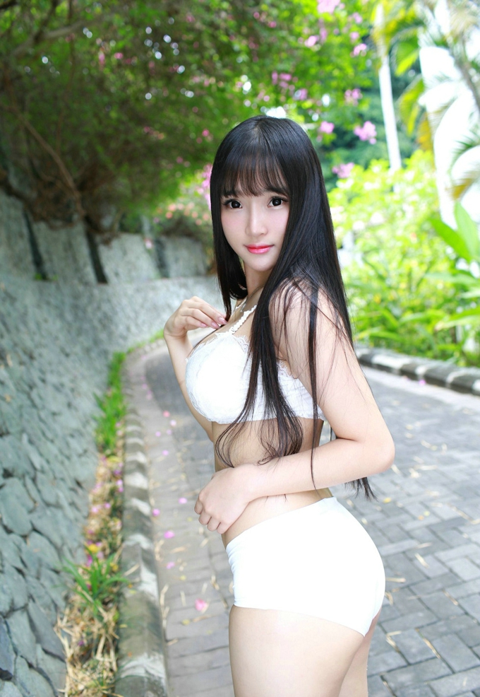 嫩模夏瑶baby龙目岛旅拍性感内衣秀豪乳系列写真