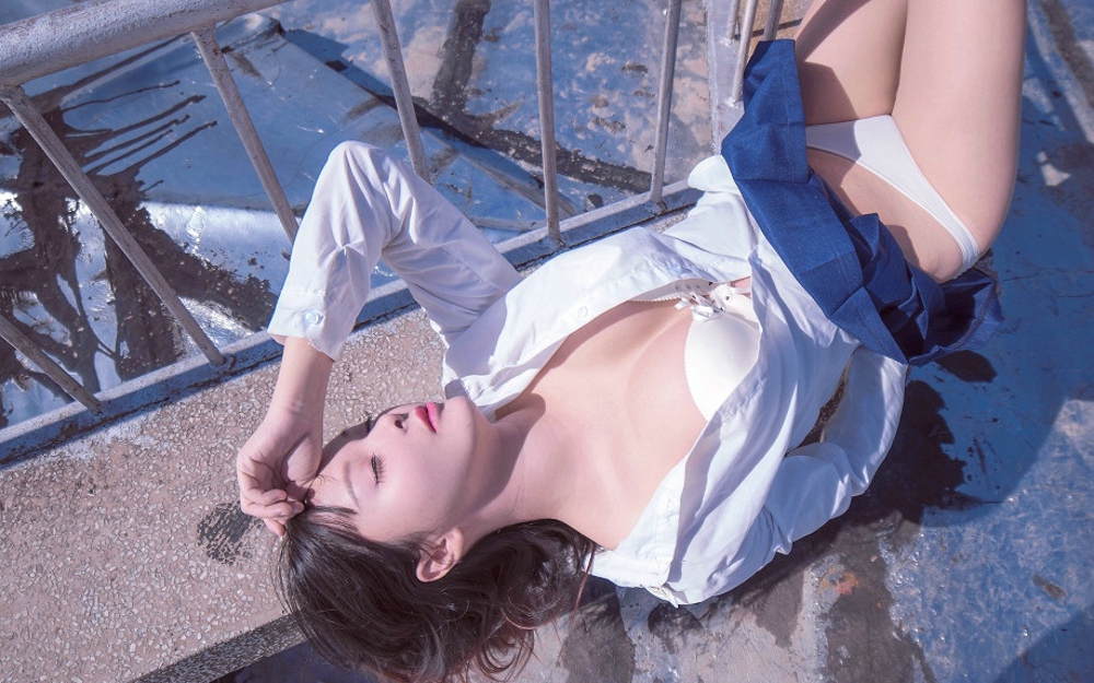 嫩模菟菟Victoria天台JK制服秀美乳诱惑写真
