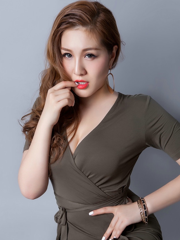 丰满混血美女赵一霖性感艺术写真