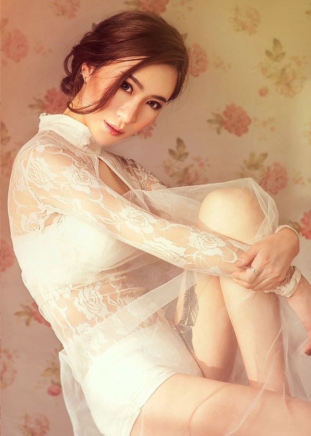 耀眼迷人的私房美女董蒸性感薄纱写真