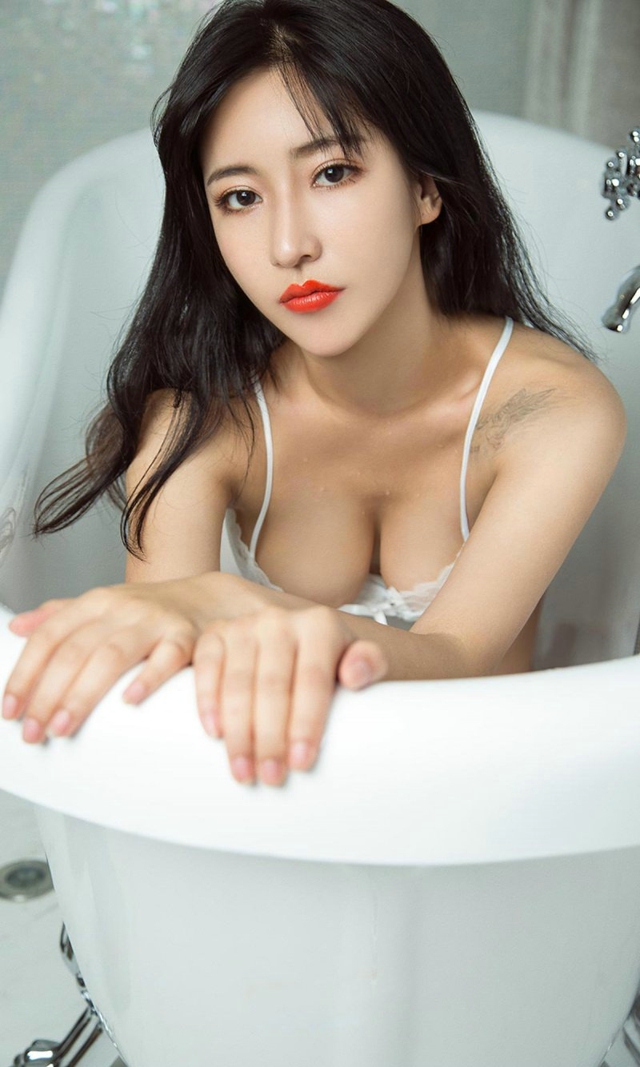 丰满美女浴缸性感妩媚照红唇气质很诱人
