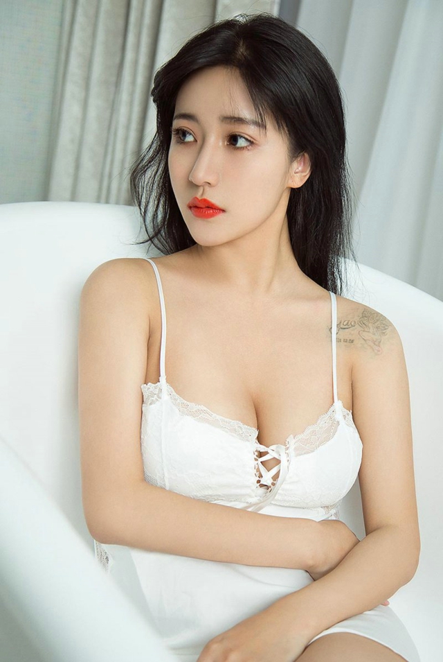 丰满美女浴缸性感妩媚照红唇气质很诱人