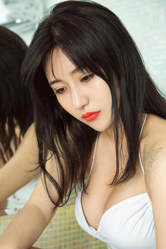 丰满美女浴缸性感妩媚照红唇气质很诱人