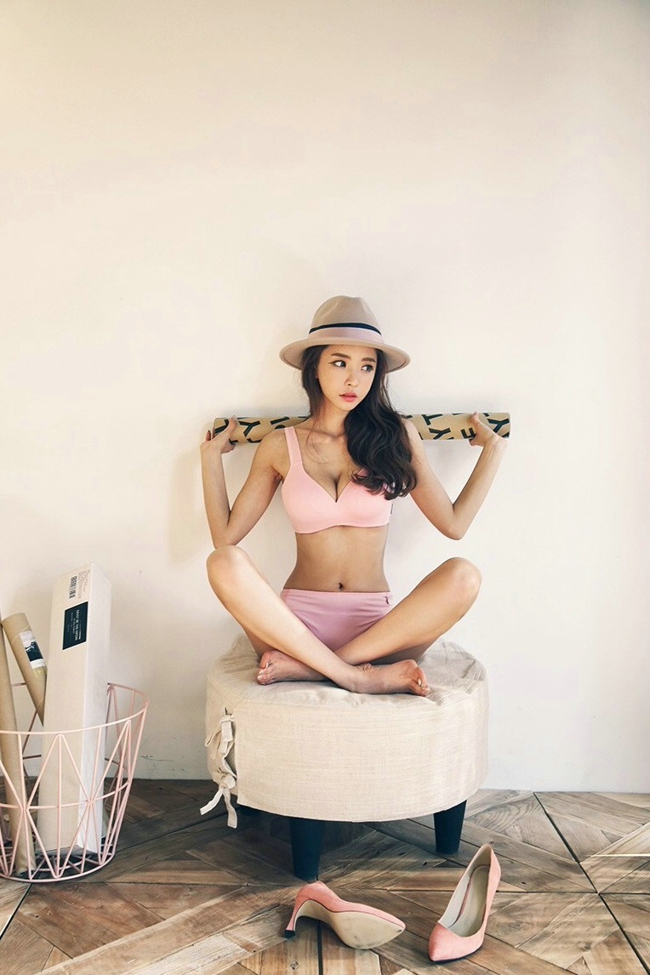 私房巨乳美女性感照太销魂惹火写真