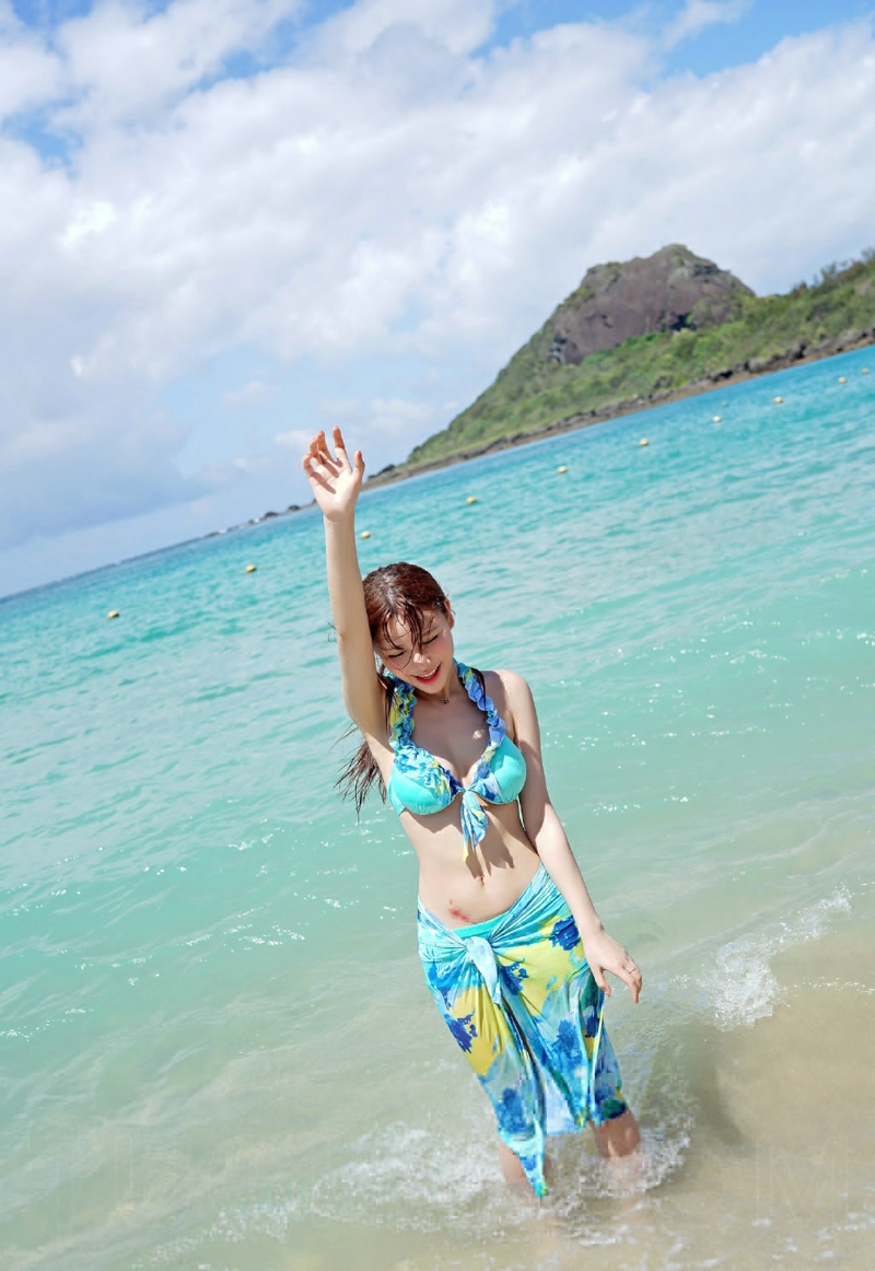 嫩白皮肤小美腰美女海边比基尼性感写真