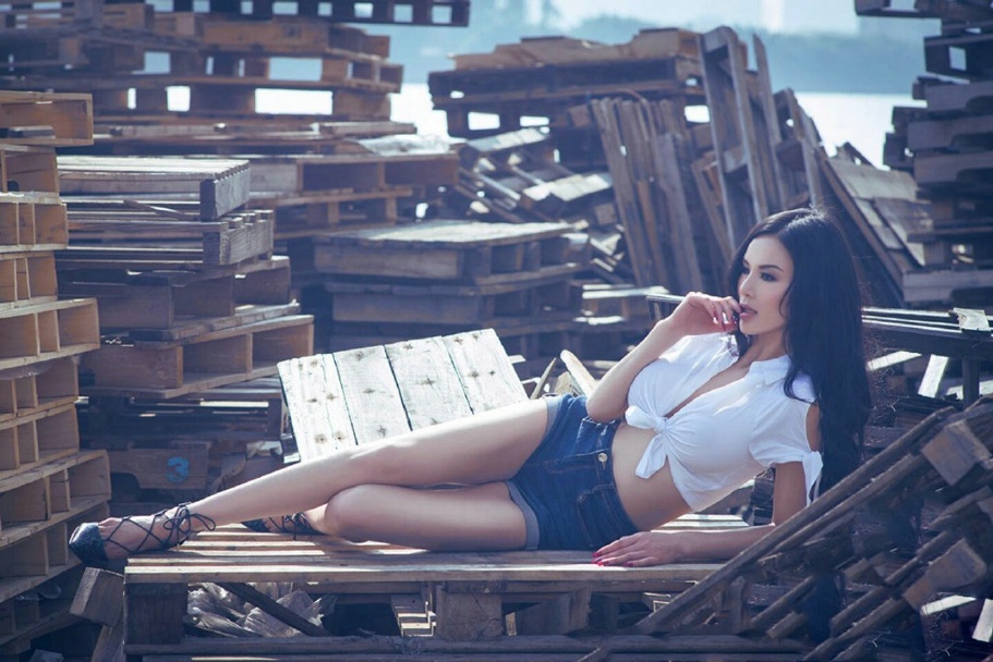 高挑性感气质美女户外极致妖娆写真