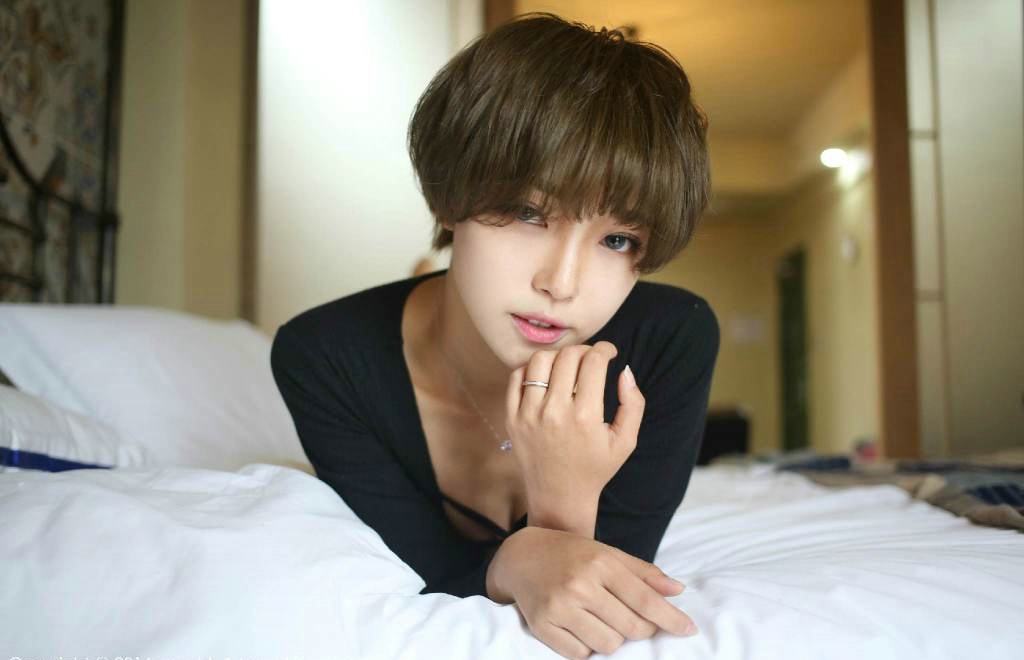 短发性感锁骨美女私房美胸甜美风韵写真