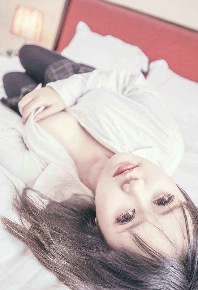 大眼呆萌巨乳校花私房床照妩媚写真