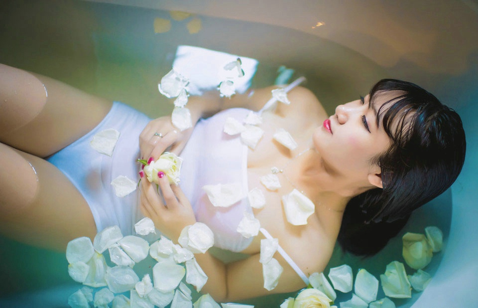 齐刘海美女吊带内衣花瓣浴性感写真