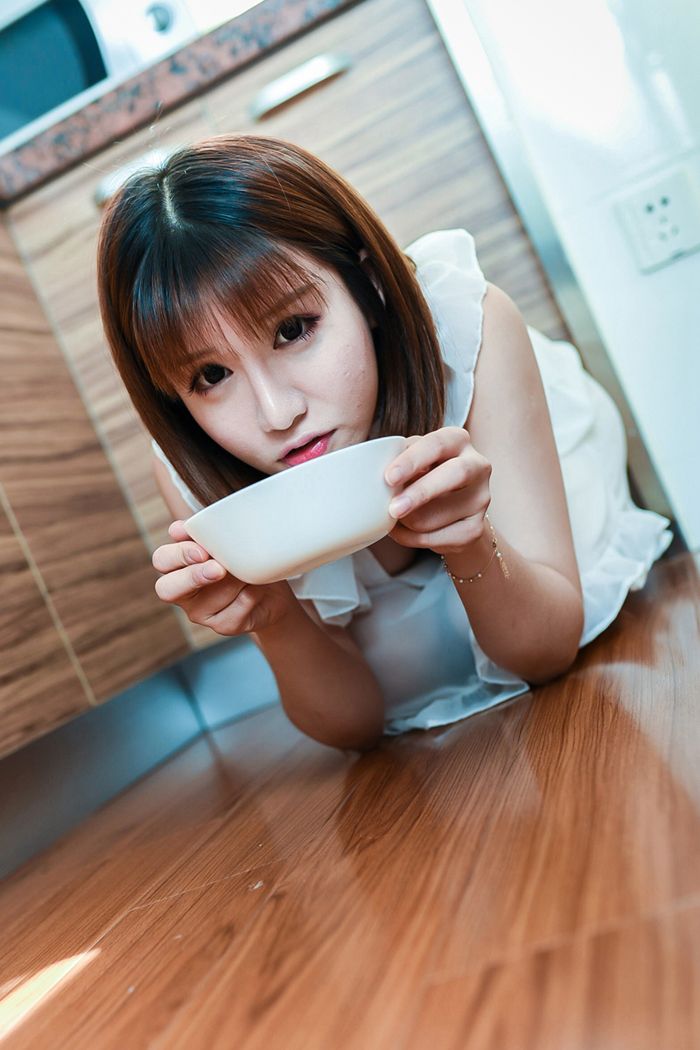 性感厨娘娇萌巨乳白皙内衣又迷人诱惑写真