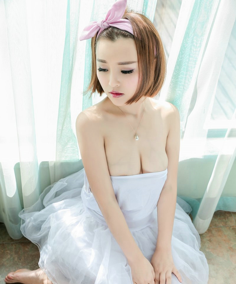 短发蝴蝶结美女抹胸爆乳白皙诱惑写真