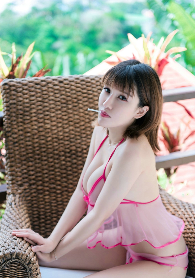 k8傲娇萌萌性感美乳比基尼诱惑泳池清凉一夏翘臀写真