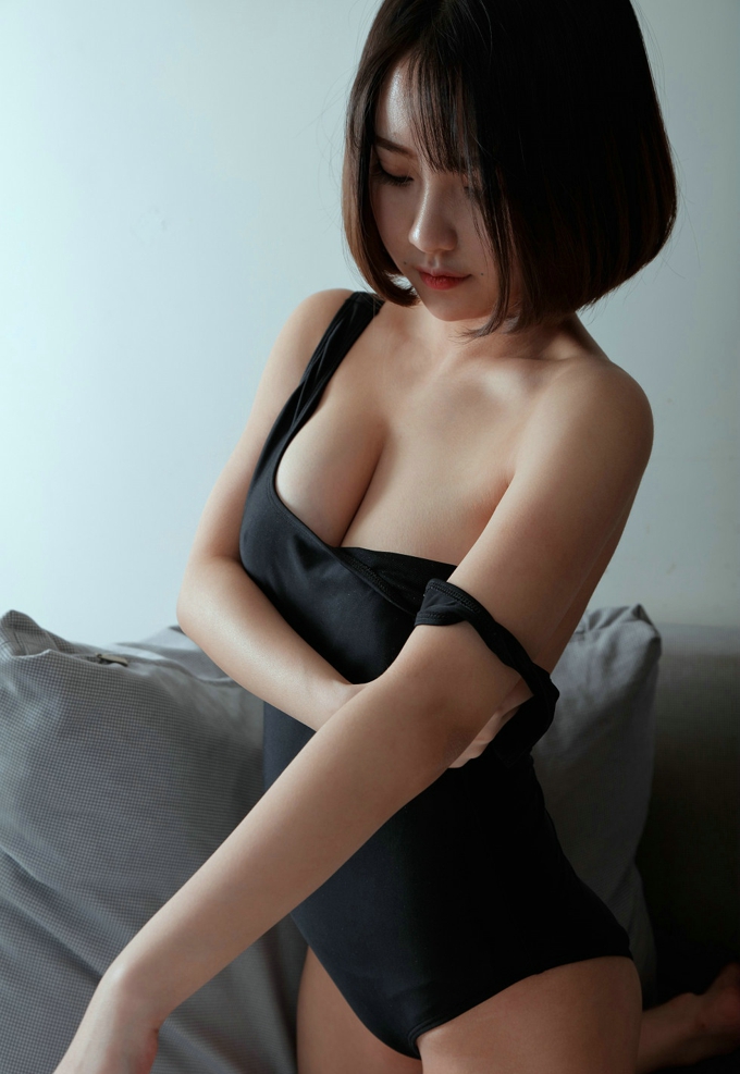 小魔女奈奈居家沙发美乳翘臀迷人气质性感诱惑私房写真