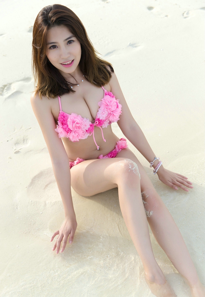 许诺沙滩边鲜花比基尼巨乳诱惑写真