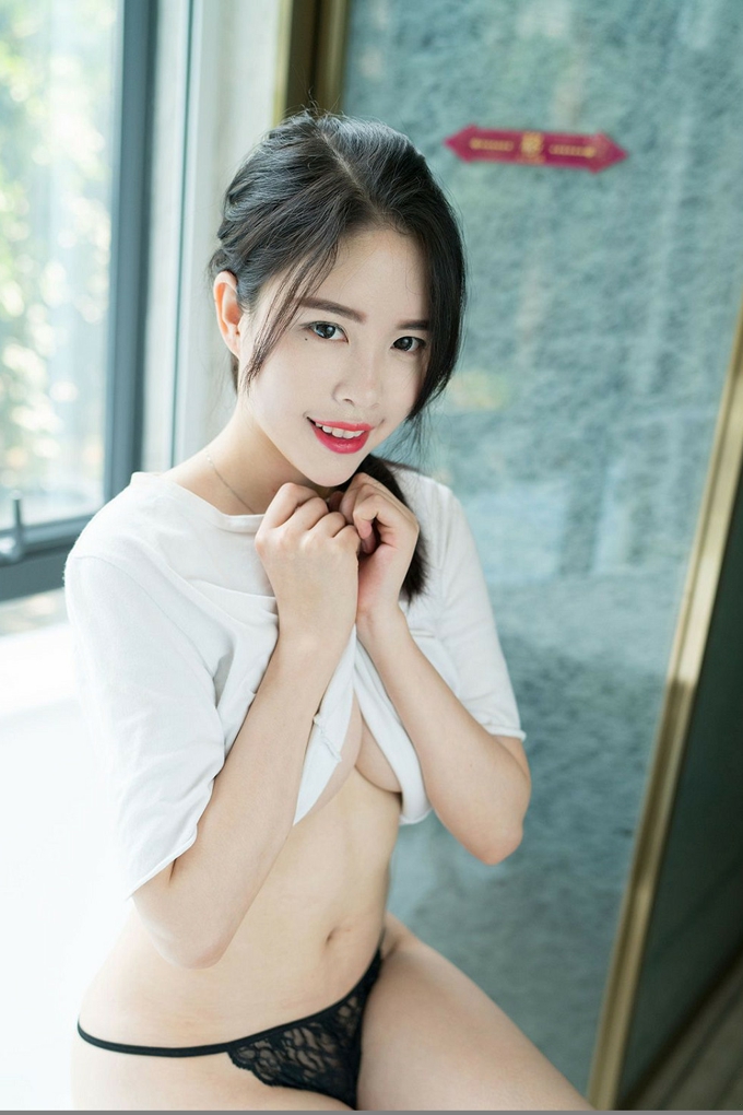 居家私房性感嫩模莉尔撩白色上衣露半球黑色蕾丝丁字裤撩人诱惑写真