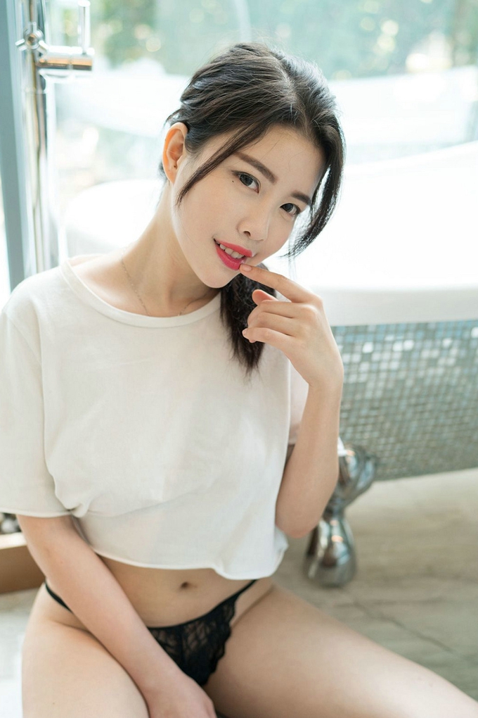 居家私房性感嫩模莉尔撩白色上衣露半球黑色蕾丝丁字裤撩人诱惑写真