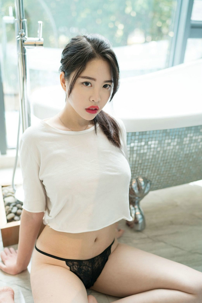 居家私房性感嫩模莉尔撩白色上衣露半球黑色蕾丝丁字裤撩人诱惑写真