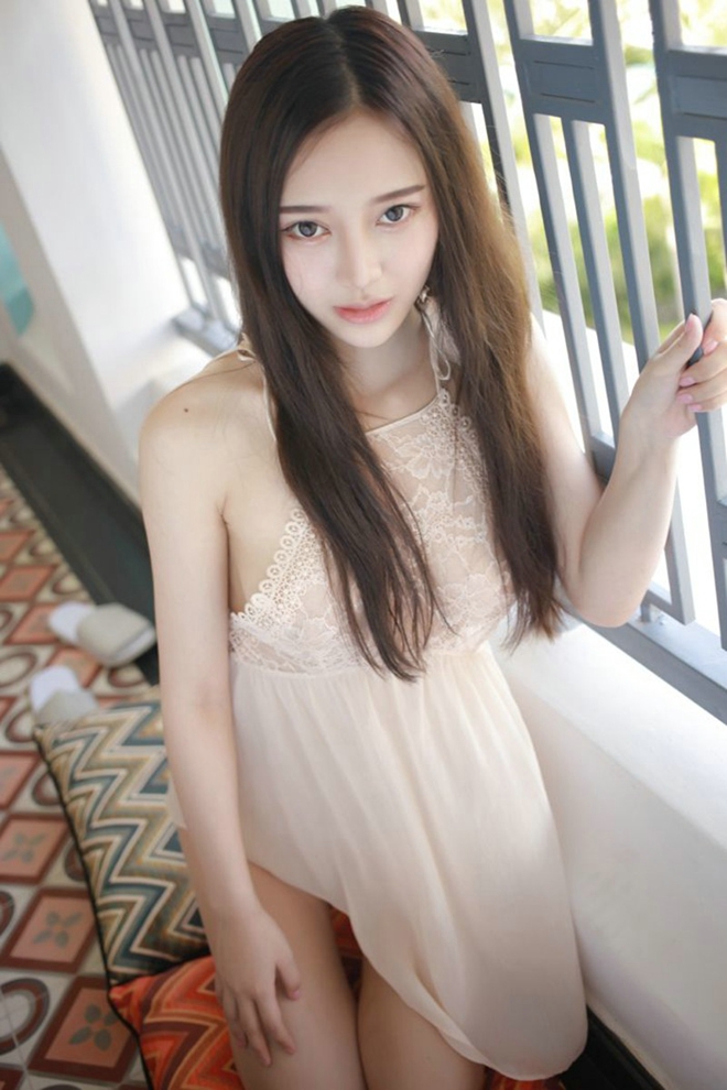 美乳依稀可见模范女神唐琪儿透视短裙高清娇媚诱人写真