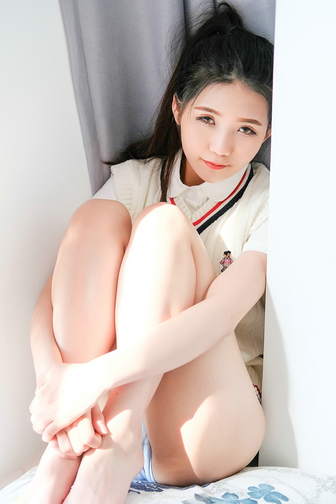 气质美女可爱的小叶子清纯诱惑学生制服迷人风情美腿写真
