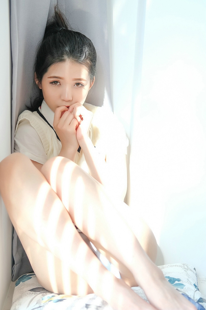 气质美女可爱的小叶子清纯诱惑学生制服迷人风情美腿写真