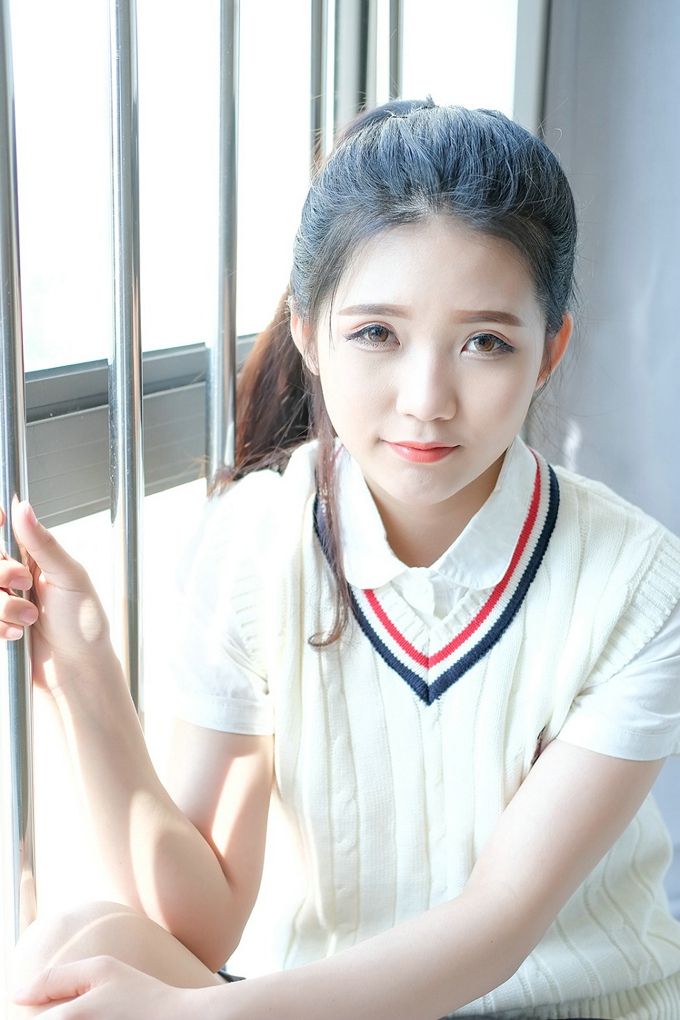 气质美女可爱的小叶子清纯诱惑学生制服迷人风情美腿写真
