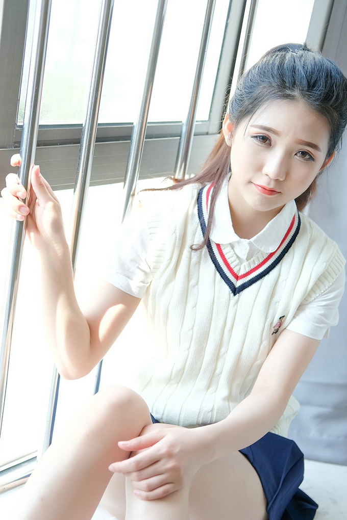 气质美女可爱的小叶子清纯诱惑学生制服迷人风情美腿写真