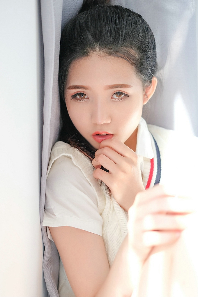气质美女可爱的小叶子清纯诱惑学生制服迷人风情美腿写真