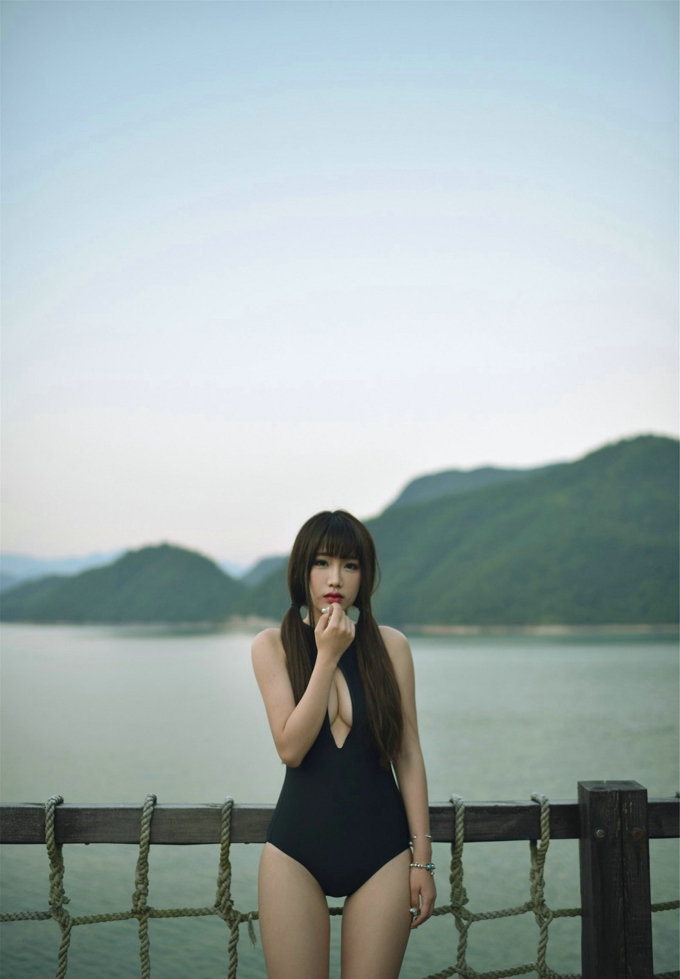 完美身材女神朱若慕连体黑色比基尼镂空爆乳性感写真