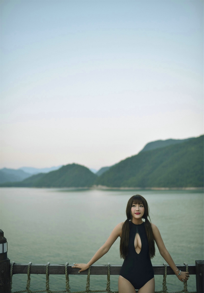 完美身材女神朱若慕连体黑色比基尼镂空爆乳性感写真