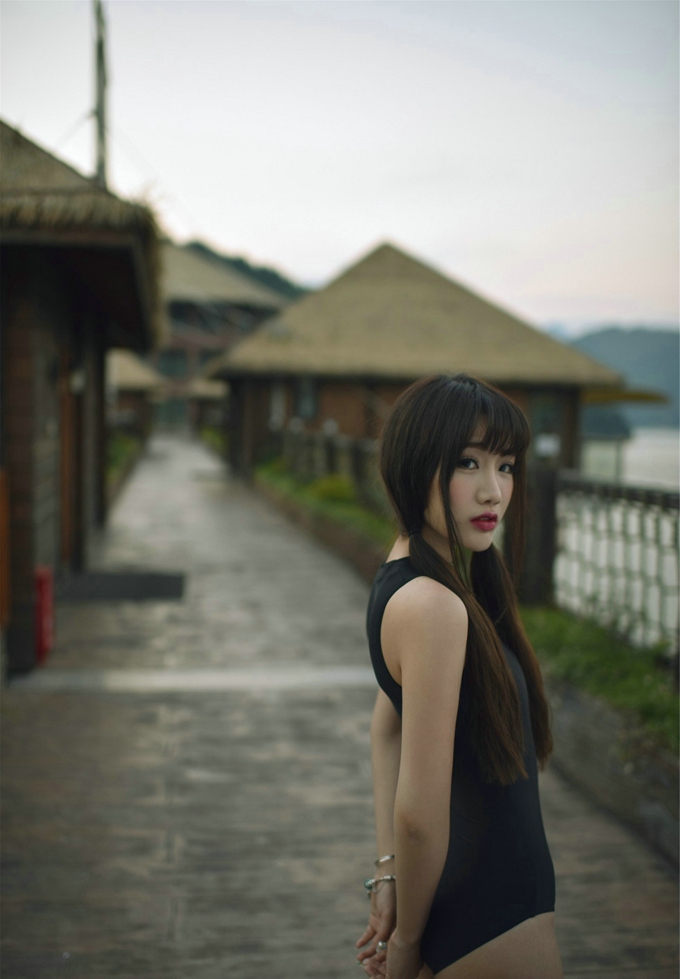完美身材女神朱若慕连体黑色比基尼镂空爆乳性感写真