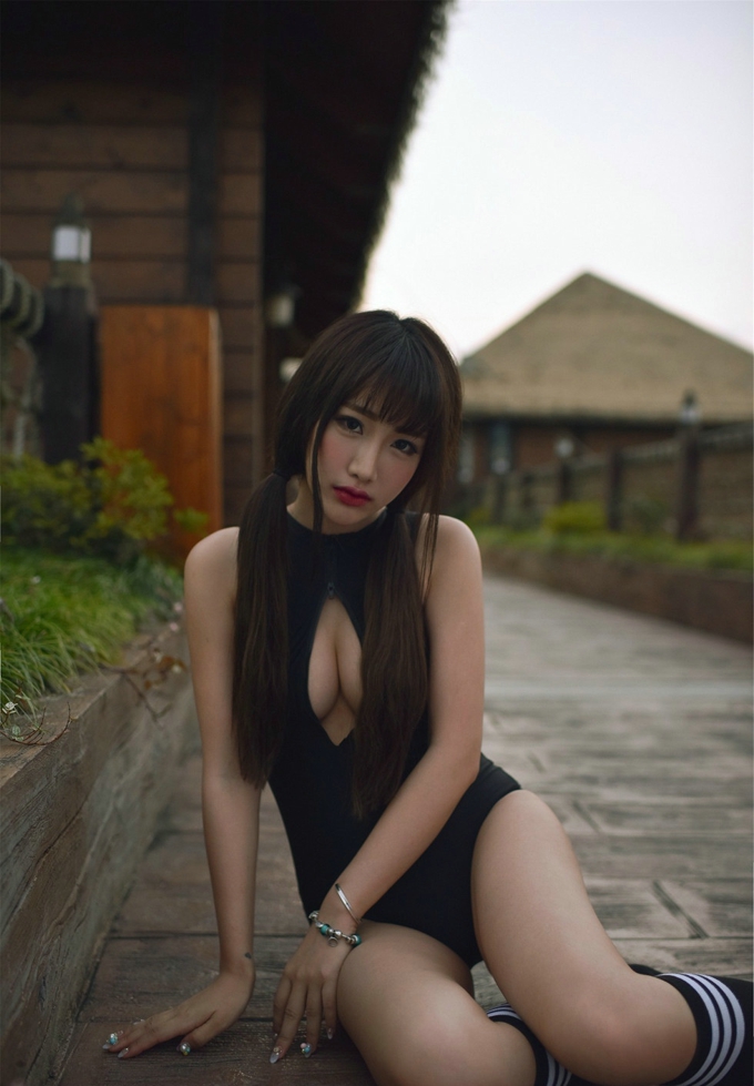 完美身材女神朱若慕连体黑色比基尼镂空爆乳性感写真