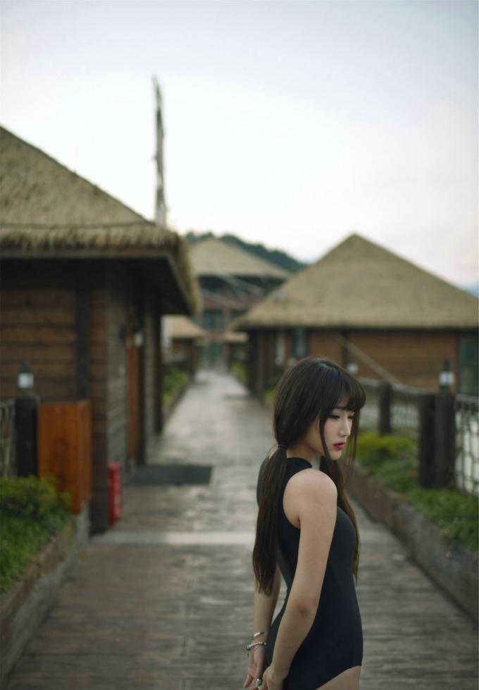 完美身材女神朱若慕连体黑色比基尼镂空爆乳性感写真