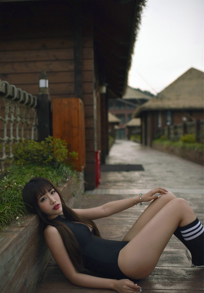 完美身材女神朱若慕连体黑色比基尼镂空爆乳性感写真