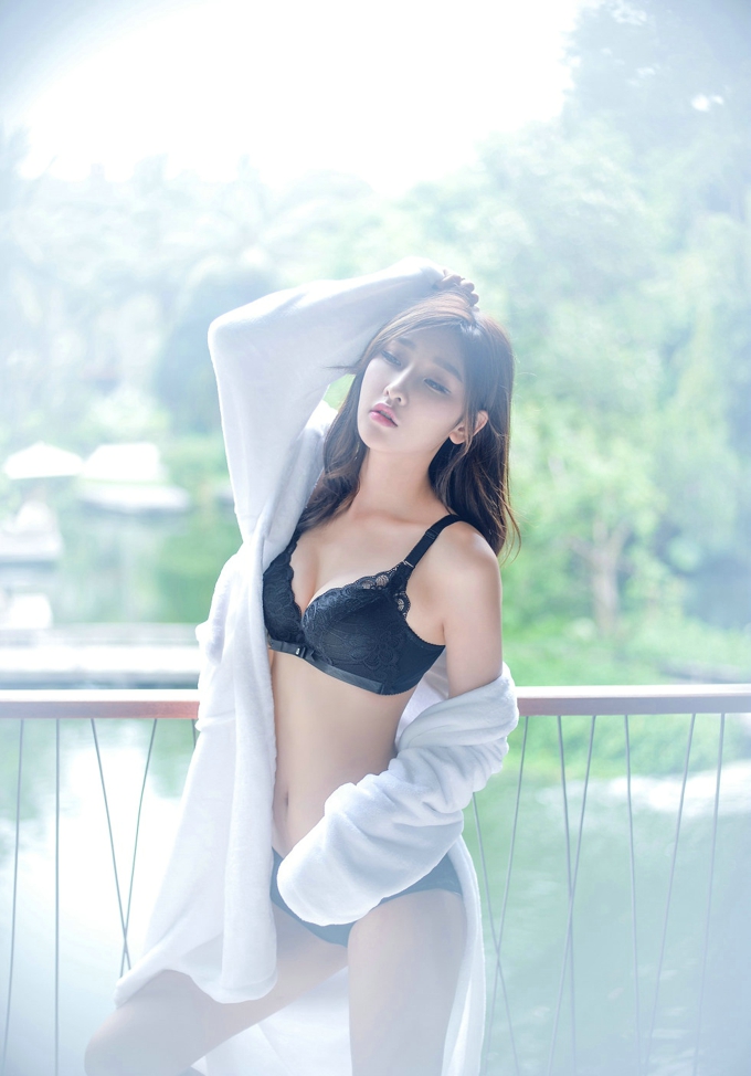 居家私房浴袍半脱内衣美乳性感诱人美女李筱乔JoJo气质写真