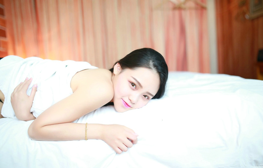 女神佩佩Cassie黑色蕾丝小内裤居家私房美腿翘臀写真