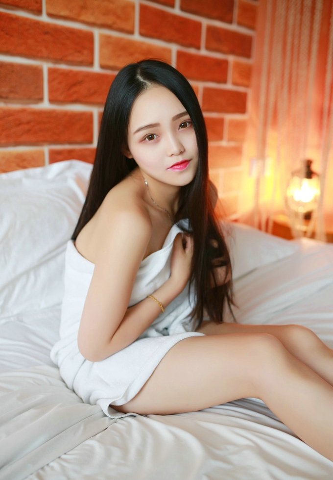 女神佩佩Cassie黑色蕾丝小内裤居家私房美腿翘臀写真