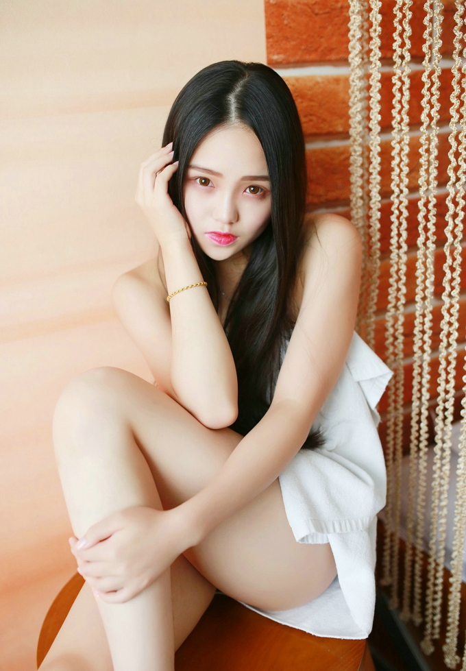 女神佩佩Cassie黑色蕾丝小内裤居家私房美腿翘臀写真