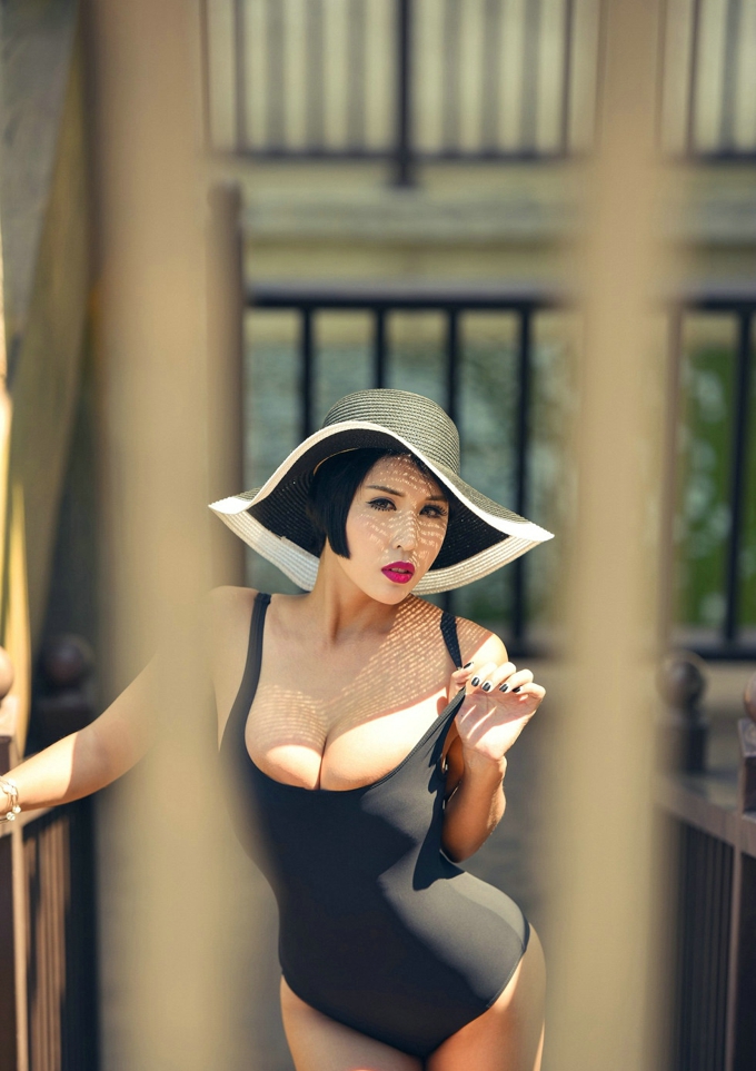 迷人死库水豪乳诱惑女神娜依灵儿性感勾魂翘臀火辣身材写真