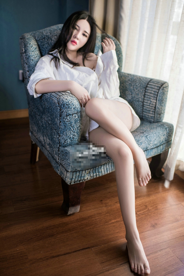 嫩模可儿居家白衬衣秀白嫩美胸完美身材性感写真