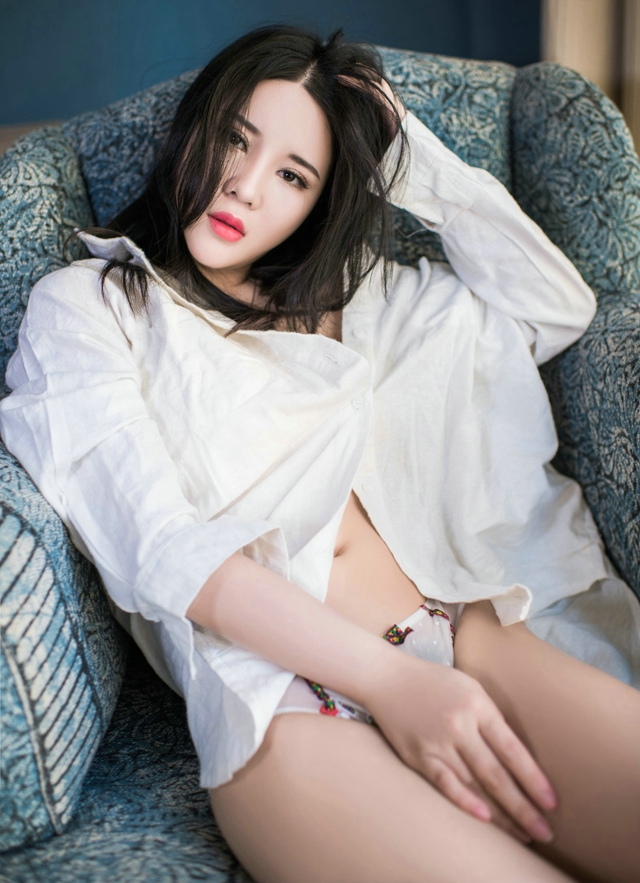 嫩模可儿居家白衬衣秀白嫩美胸完美身材性感写真